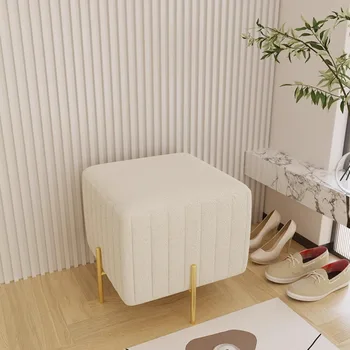 Balta minimalistinė kojų atrama Vietos taupymas Viešbutis Tingus Pigi viena patogi taburetė Laukia Žemos taburetės Decorativos baldai