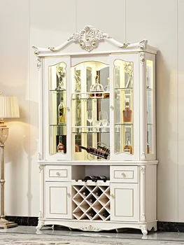 europietiško stiliaus trijų durų vyno spintelė, balta svetainė, prabangi aukščiausios klasės stiklo apdaila, stiliaus indėlis