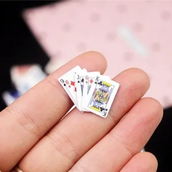 Nešiojami mini pokerio žaidimo kortos Mieli miniatiūriniai žaidimai Juokingi lėlių žaislai Žaidžiantys kortų žaidimus Lėlių namelio priedai