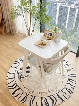 Paprastas mažas stalas ir kėdė Rotango kėdė Arbatos stalas Trijų dalių mažas butas Stalas su dviem kėdėmis