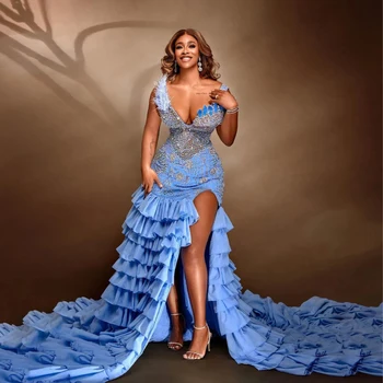 Puošnios mėlynos karoliukų ilgos prom suknelės Tiulis Splitas Aso Ebi stilius Formalios suknelės plunksnos V kaklas Afrikos vakariniai chalatai 2024