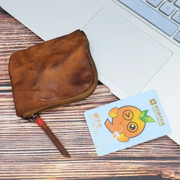 Vintažinis pirmojo sluoksnio augalinis raugintos odos rankų darbo senas kūrybingas dažytas monetų piniginis moteriškas U formos skydas ausinių kabelio laikymo krepšys