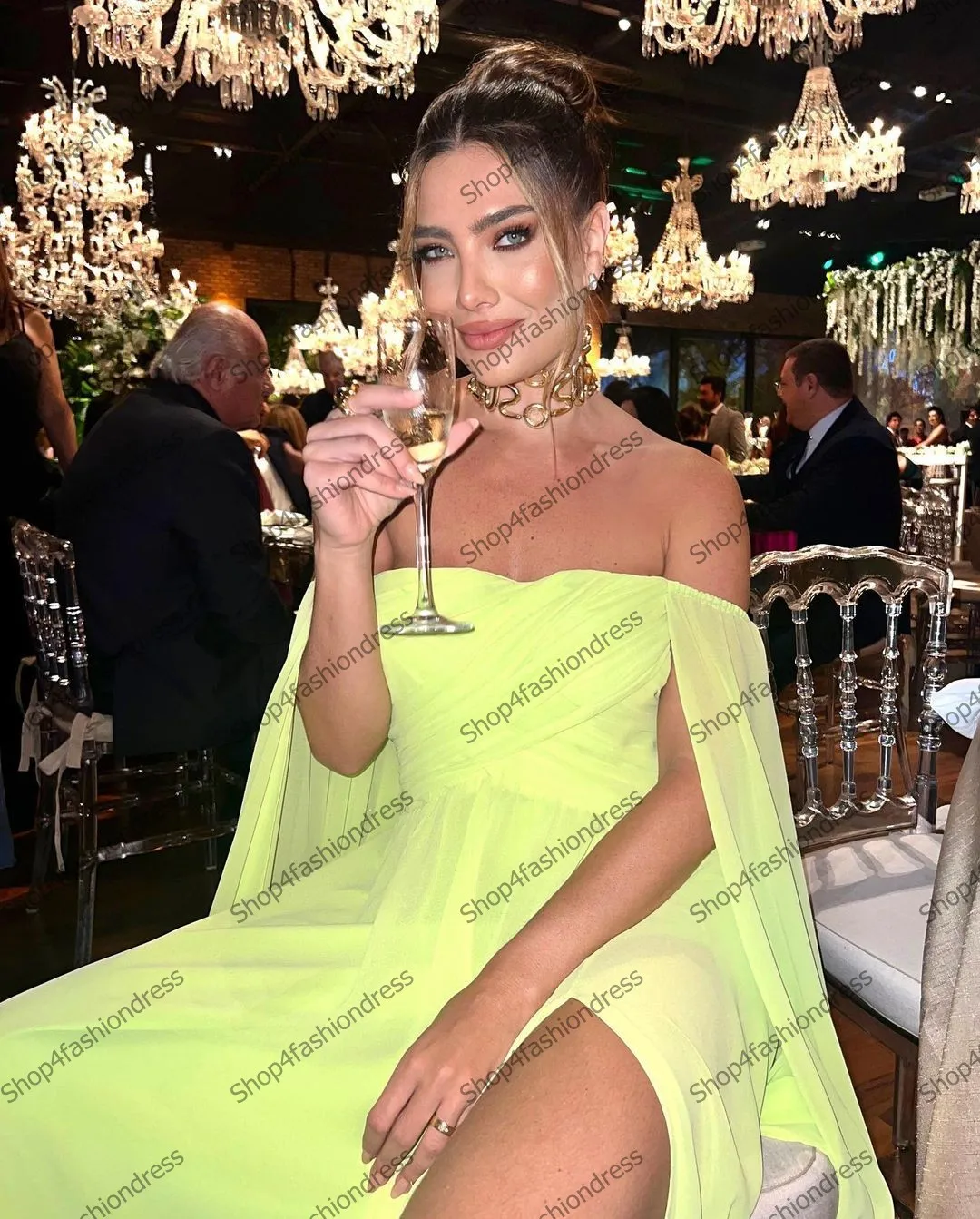Elegantiškos fluorescencinės šifono vakarinės suknelės Valties kaklo šonas Padalinta linija Prom suknelė Grindų ilgis Oficialūs vakarėlio chalatai su apsiaustu