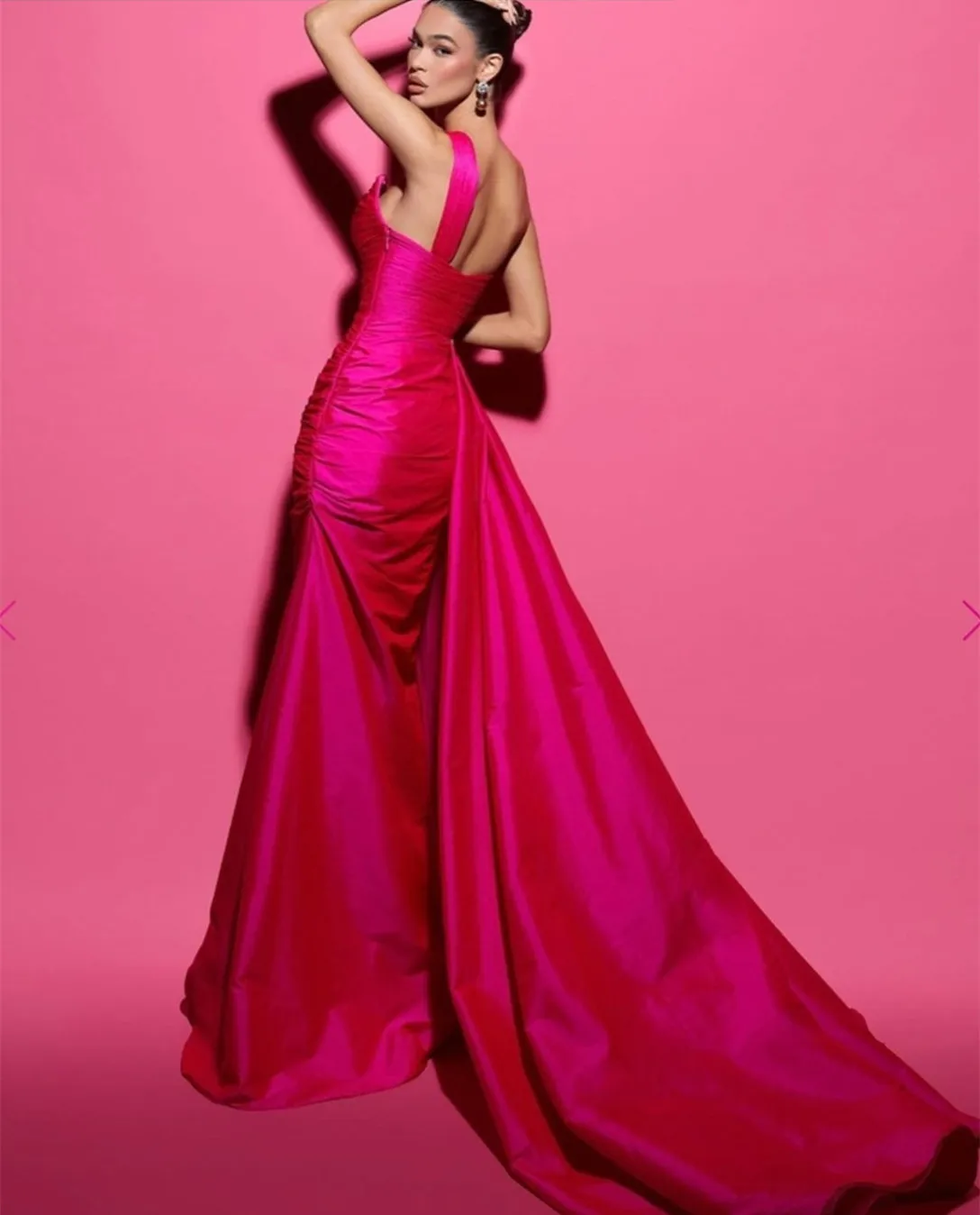 Elegantiškos ilgos Fuksijos taftos vakarinės suknelės su plyšio apvalkalu Vieno peties plisuota šluota Traukinio prom suknelė Pageant vakarėlio suknelė