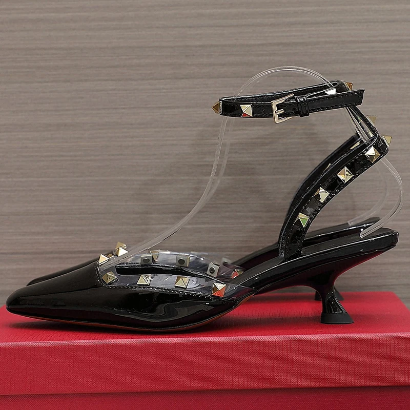 Naujos moteriškos mažos kačiuko kulniutės basutės Vasaros metalo kniedės dekoro pokylis Seksualūs sandalai Kulkšnies dirželis Dizainas Prabangūs moteriški siurbliai