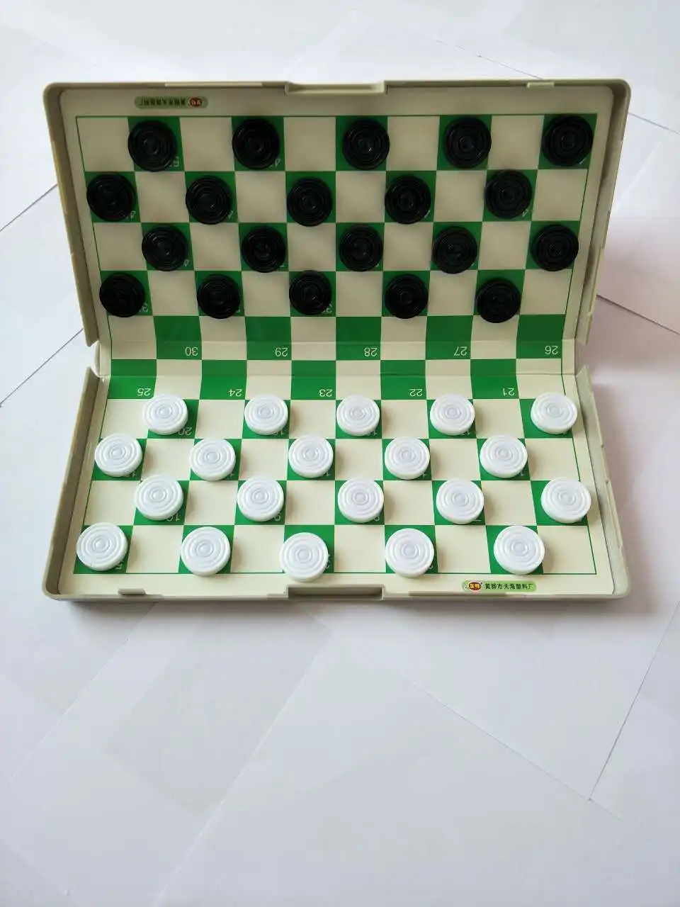 Antros kartos magnetas Tarptautinis šaškės (100 kvadratų) V-45 Fun Entertainment Sulankstomas žaidimas Šachmatai