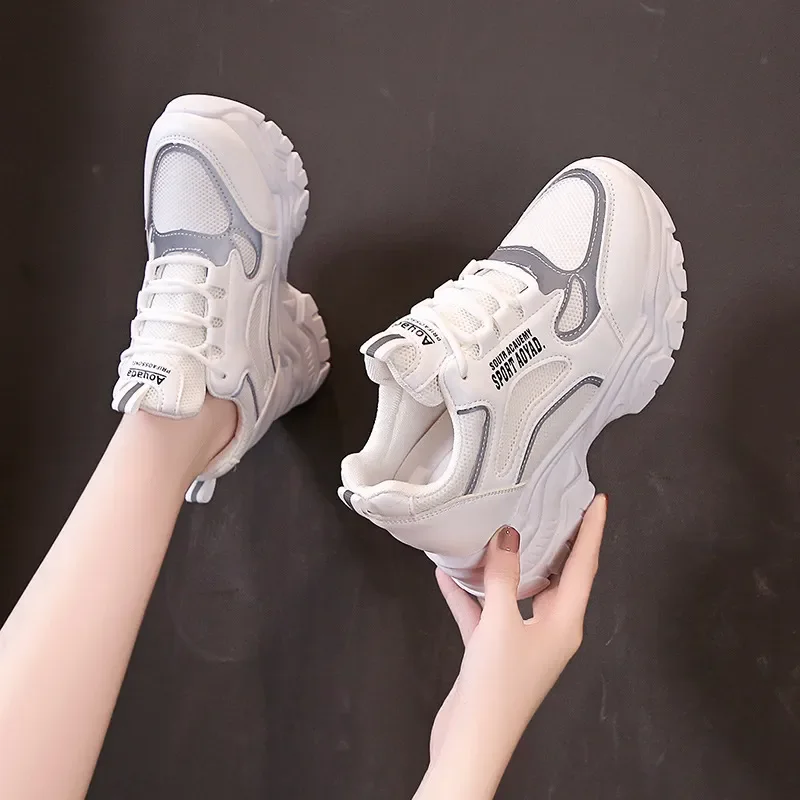 Balti batai Madingi moteriški batai 2023 Nauji kvėpuojantys storo dugno universalūs laisvalaikio batai Patogūs moteriški sportbačiai
