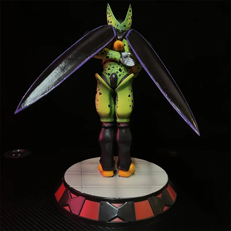 Modelio statula yra trečioji japonų animacinio filmo personažo Dragon Ball, riterio, linkstančio į Shahrukh, forma.