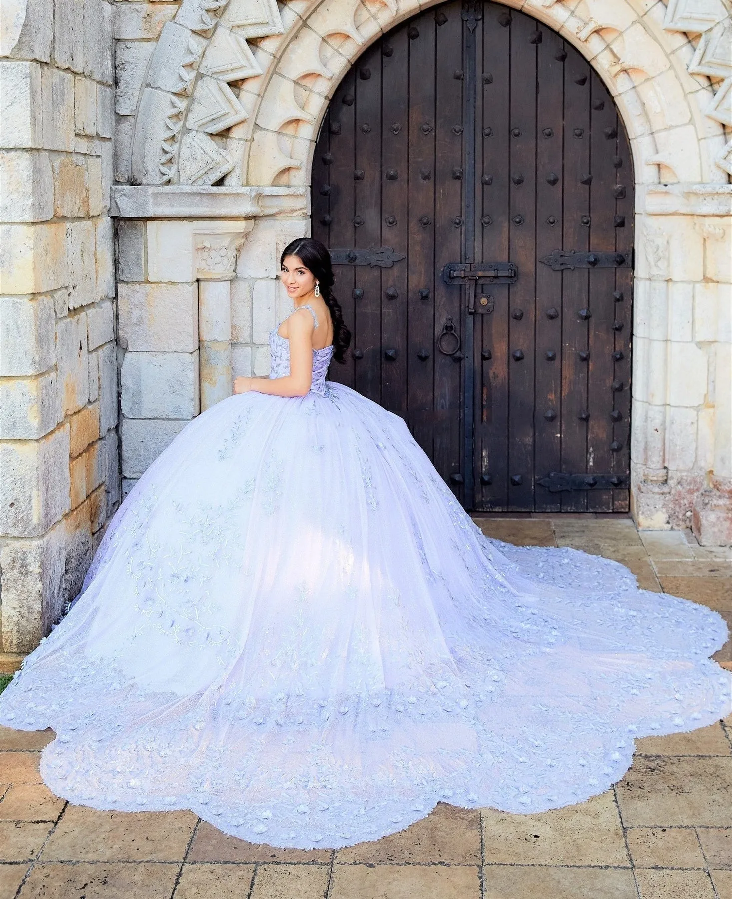 Puffy Charro Quinceanera suknelės Ball Gown Spageti dirželiai Tiulio aplikacijos Meksikietiškos saldžios 16 Suknelės 15 Anos