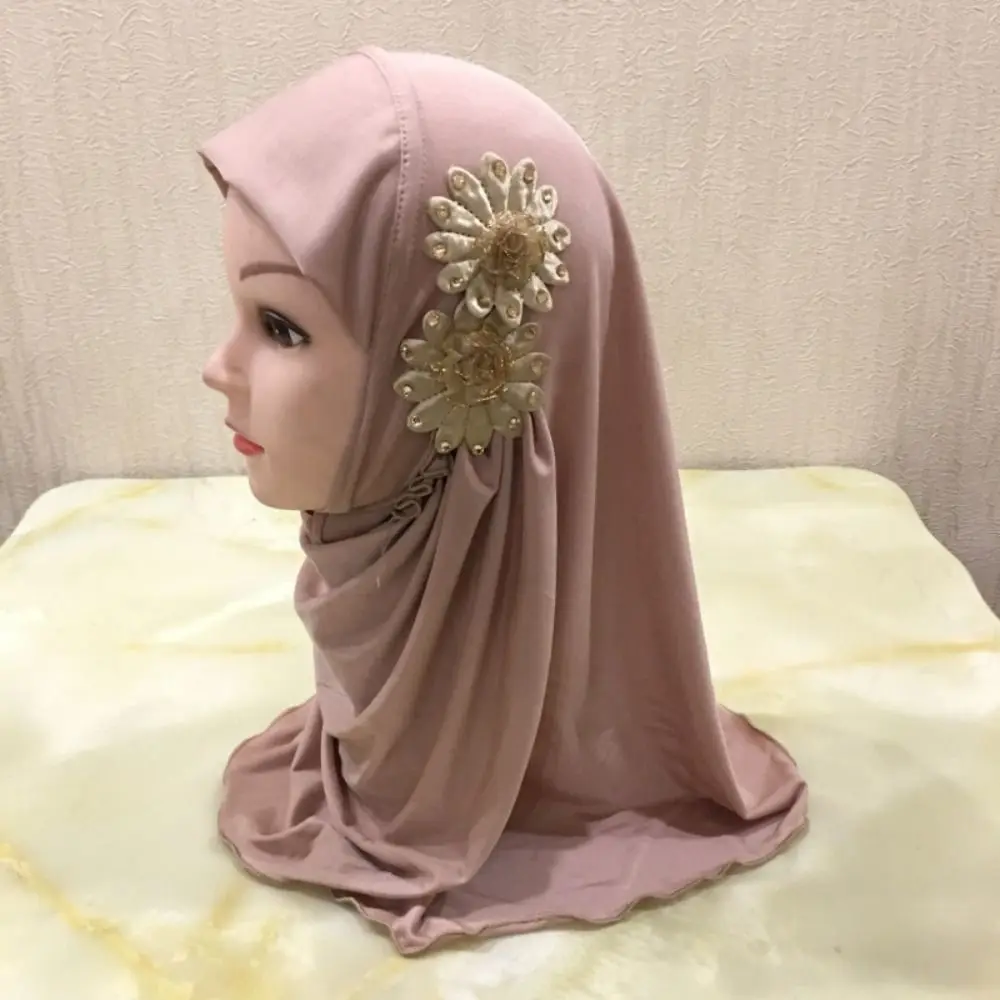 Su dviem gėlėmis Hijabas Islamiška skarelė Variklio dangtis Ledo šilkas Hidžabas Garbinimo skrybėlė Vienspalviai vaikai Vientisas gėlių šalikas