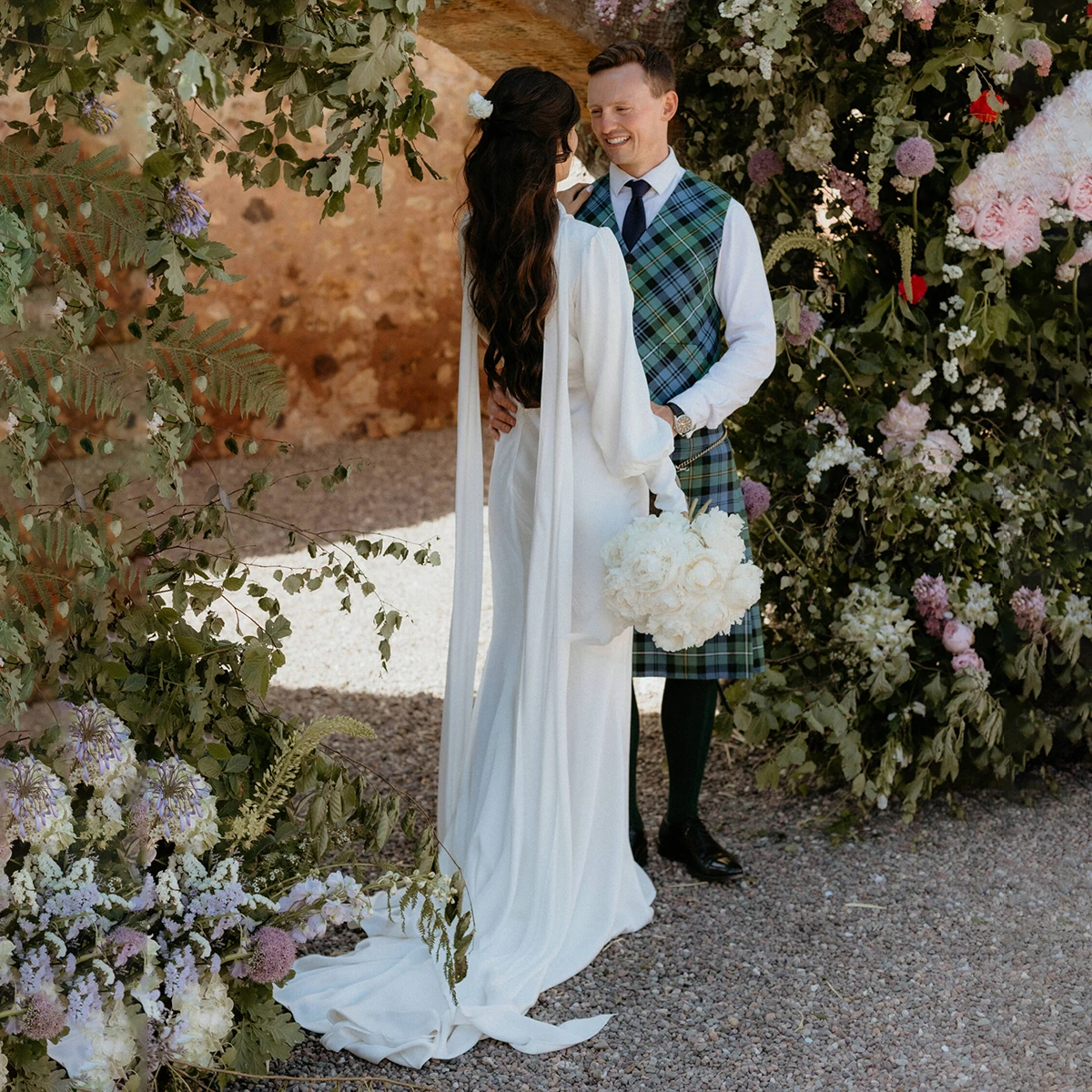 Aukšta apykaklė Ilgos pūstos rankovės Drape Satin vestuvinė suknelė be nugaros Pagaminta plius dydžio aukšto padalijimo paprasti elegantiški nuotakos chalatai