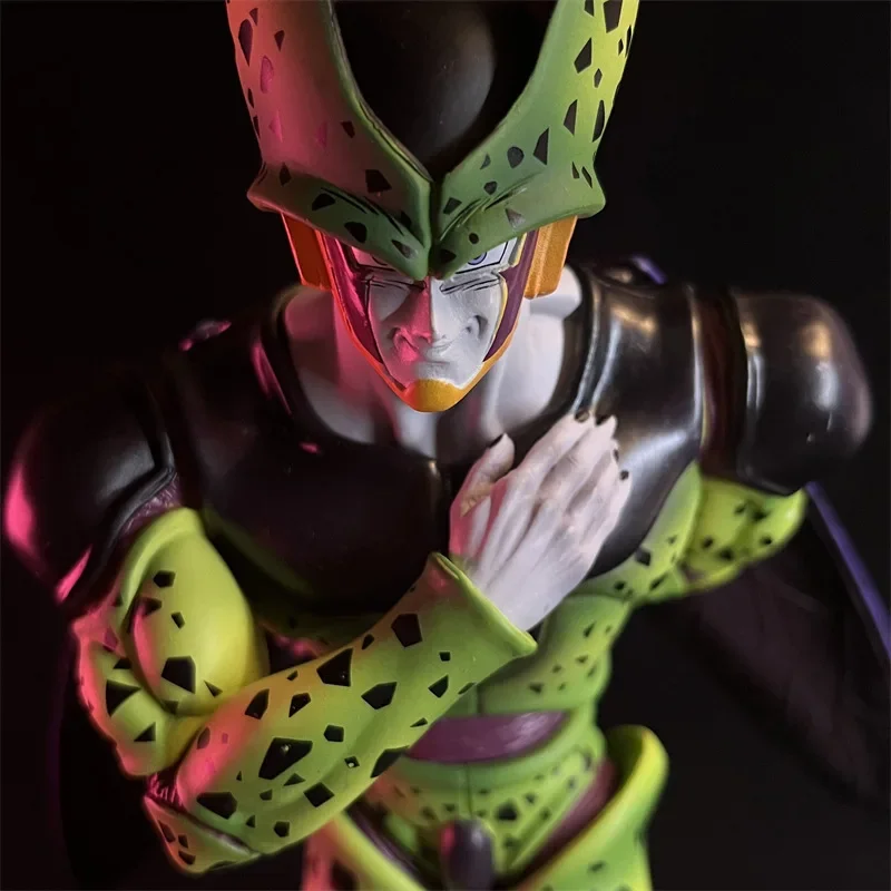 Modelio statula yra trečioji japonų animacinio filmo personažo Dragon Ball, riterio, linkstančio į Shahrukh, forma.