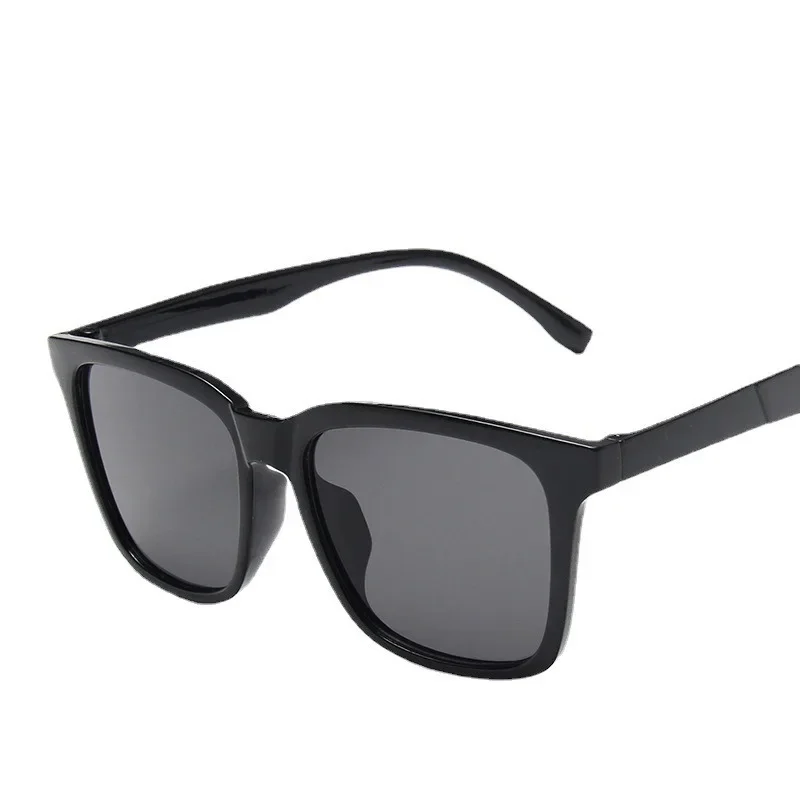 Nauji akiniai nuo saulės vyrams Madingi kvadratiniai akiniai nuo saulės Populiarūs internete Gatvės nuotraukos Tie patys akiniai Vizualinis aiškumas