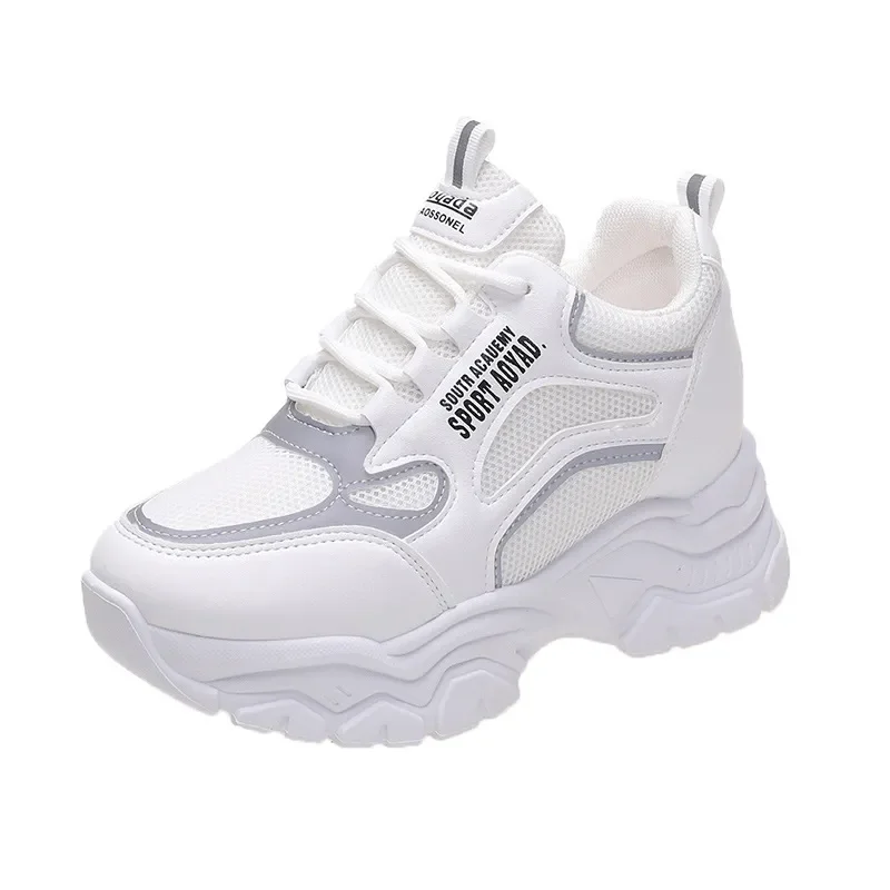 Balti batai Madingi moteriški batai 2023 Nauji kvėpuojantys storo dugno universalūs laisvalaikio batai Patogūs moteriški sportbačiai
