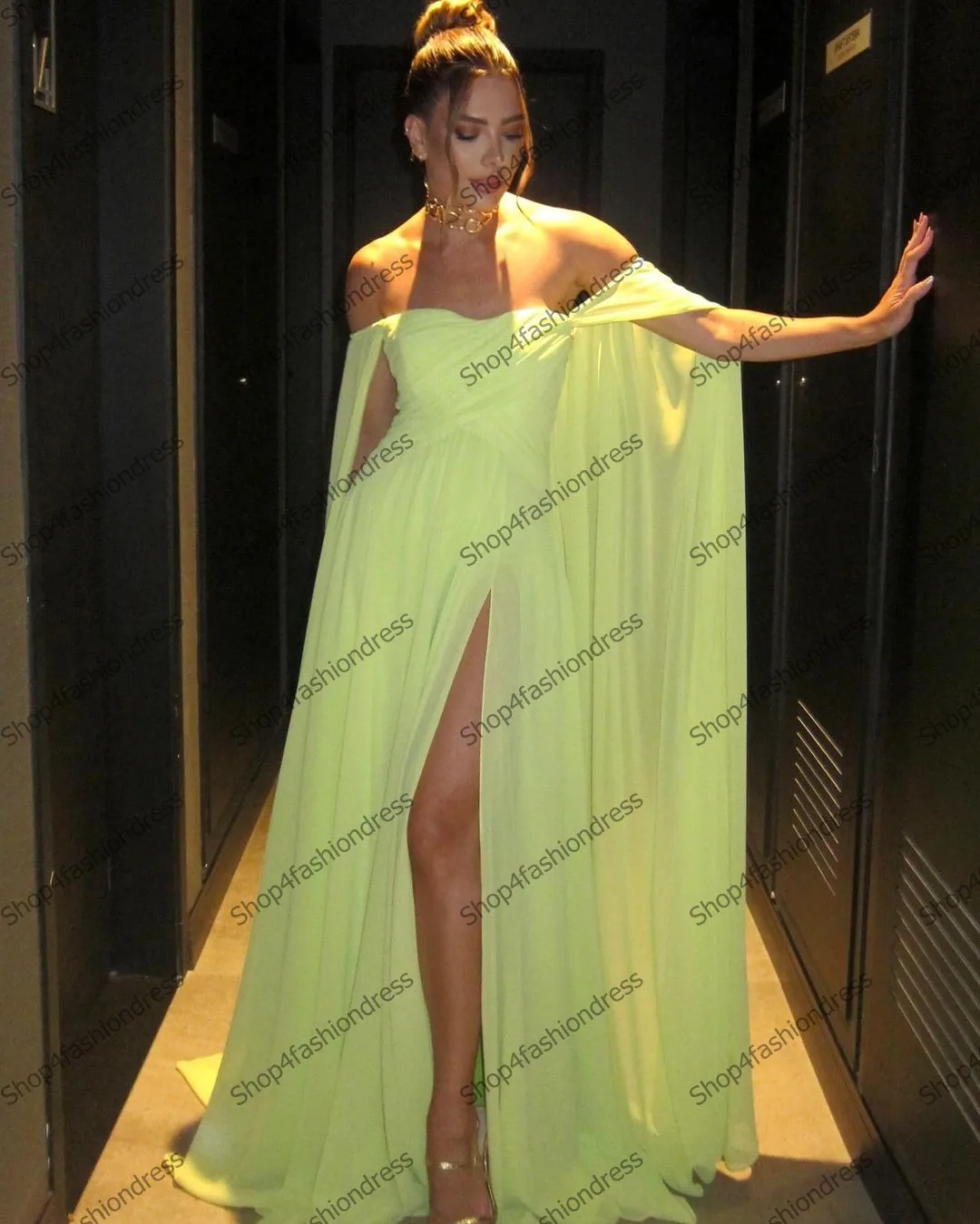 Elegantiškos fluorescencinės šifono vakarinės suknelės Valties kaklo šonas Padalinta linija Prom suknelė Grindų ilgis Oficialūs vakarėlio chalatai su apsiaustu
