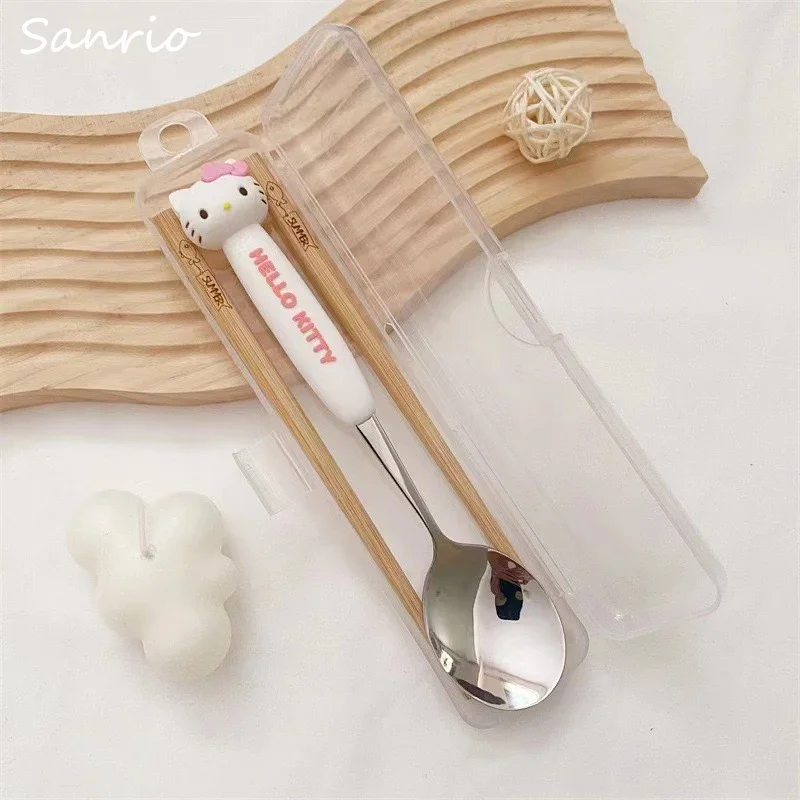 Sanrio Kawaii Hello Kitty Creative Cute Chopsticks Šaukštų šakučių rinkinys Cinnamoroll nerūdijančio plieno stalo reikmenų rinkinys Nešiojama stalo įrankių dėžutė