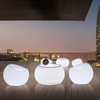 Šviesą skleidžiantis stalo ir kėdės derinys Vestuvių renginys Spalvingi baldai Balkonų stalai ir kėdės LED baro baldai